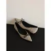 Zapatos de trabajo planos de cuero suave con punta francesa, corte bajo, suela suave de otoño que aumenta la altura, detalle de lazo y efecto adelgazante