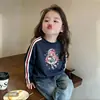 Camiseta infantil de algodão puro estilo americano com três listras para meninas, nova blusa estampada estilosa de manga comprida para crianças mais velhas, primavera e outono