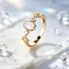 Anillo de banda fina de coloridas gemas en degradado de estilo suave Anillo de banda fina Anillo de banda fina Ovalado nácar combinado con circón amarillo Joyería de mano exquisita de nicho para el día a día