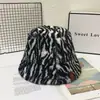 Otoño e invierno Nuevo sombrero de pescador de felpa cálida engrosada Moda coreana sombrero de cubo estampado de cebra sombrero de leopardo para mujer