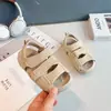 Novas sandálias de verão para bebês, meninos e meninas, sapatos de praia abertos na frente, sapatos casuais para atividades ao ar livre, sapatos para bebês com sola macia antiderrapante