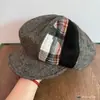 Gorra de plato a cuadros con bloques de color para otoño e invierno para niñas, gorra octogonal versátil estilo coreano que favorece las caras pequeñas, gorra artística retro de pintor japonés