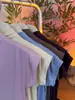 Camiseta de Gola Alta Meia-Altura com Mangas Fluidas de Alta Qualidade para Mulheres, Moderna e Elegante, Modelagem Justa, Valoriza Figuras Baixas, Top de Manga Curta para o Verão