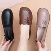 Zapatos blancos de grulla de almohada para madre, zapatos de cuero genuino de suela blanda para mujeres mayores, zapatos planos antideslizantes para mujeres de mediana edad y mayores