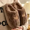 Nuevo estilo 2026, forradas de felpa y engrosadas, cálidas pantuflas de algodón para parejas para mujer, adecuadas para otoño e invierno, con suelas suaves, silenciosas, y diseñadas para uso en interiores para mantener los pies calientes