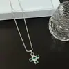 Collar con colgante de cruz de circón verde cuadrado dulce y delicado para niñas, cadena de clavícula superhada de nicho, tendencia de collar para socialité