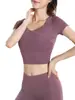 2026 Novo Estilo Lindo Top de Yoga com Costas Abertas Manga Curta Slim Fit Camisa Esportiva para Corrida para Mulheres com Bojos, Roupa Fitness com Sensação de Pele Nu