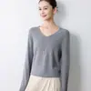 Peça de alta costura pronta para usar com decote V limpo e elegante, mangas compridas, leve e respirável, adequada para o trajeto diário na primavera e no outono, uma blusa estilosa