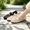 Sapatos Mary Jane vazados em malha com formato de diamante para mulheres, ajustáveis com tiras de rebite, planos e respiráveis, adequados para passeios de primavera e verão, versáteis com um corte baixo