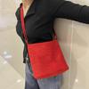 2023 nuevo bolso de hombro de terciopelo otoño e invierno nuevo bolso tipo cubo de gran capacidad que combina con todo bolso de axila para mujer casual mercancía de fábrica