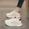 Zapatillas para estudiantes, zapatillas de papá que aumentan la altura, zapatillas casuales, nuevo estilo de suela gruesa para personas menudas, moda de primavera 2026, con cordones versátiles
