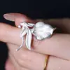 Novo Ear Cuff de Lírio Calla Estilo Chinês para Mulheres, Design Floral Exquisito e Elegante, Estilo de Nicho e Descolado, Joia para Orelha sem Furo