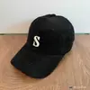 Gorra de Béisbol de Pana Estilo Japonés Bordado Letra S Pareja Estudiante Casual Versátil Ala Ancha Adelgazante Facial Tendencia