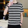 Camiseta informal de rayas versátil estilo ins americano con cuello redondo y manga corta, diseño de verano, moda masculina, moderna, de alta gama, corte slim