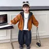 Coleção de outono de 2026: Conjunto de roupa cool e estiloso para meninos, estilo coreano, apresentando uma jaqueta de couro falsa de duas peças e conjunto de calças lanterna