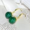 Alta calidad redondo calcedonia verde natural gancho para la oreja colgante Joker clásico pendientes de calcedonia verde fábrica venta al por mayor moda nuevo