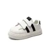 Elegantes tenis blancos para niñas, nueva colección otoño/invierno 2026, con cierre de velcro, suelas suaves y diseño de rayas versátil para uso casual