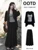 Peça de outer wear preta, um cardigã de tricô combinado com um top tipo camisola, um look sofisticado e intelectual, um conjunto completo para mulheres, moda de outono