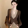 Suéter cárdigan de punto con cuello halter y cuello en V, estilo de dos piezas falso, moda de primavera 2026 para mujer, estilo popular nuevo, top de capa base
