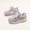 Nuevos estilos de otoño e invierno de zapatillas para niños: Zapatos casuales para niñas con estampado floral y cierre de velcro, zapatillas de entrenamiento alemanas retro de suela blanda para niños mayores