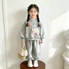 Conjunto Casual Infantil Primavera y Otoño Nuevo Estilo Coreano Sudadera con Letras y Oso + Pantalones Jogger Elegante Conjunto de Dos Piezas para Niñas