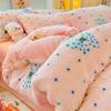 Novedad 2025 Estilo Pequeño Fresco Agradable a la Piel y Cómodo Set de Cuatro Piezas Estampado de Piel de Conejo para Hogar Dormitorio Cama Sábanas de Cama y Funda de Edredón Set de Tres Piezas