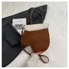 2025 Nova Moda Bolsa de Mão Recheada de Pelo de Cordeiro Bolsa de Ombro Transversal Suede Fosco Retrô Feminina