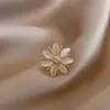 Broche de Mariposa para Mujer Sentido de Gama Alta Nicho Venta al por Mayor Pin de Perla Temperamento Fijo Metal Traje Joyería de Perlas