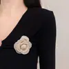 Broche de Flor de Camelia con Borde de Perlas de Material de Lana Gruesa Moda Exquisito Pasador Francés Ramillete