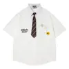 Camisa de Manga Curta Decorativa com Bordado de Letras Retro Americano e Florzinhas para Homens e Mulheres, Verão, Solta, Casual, Camisa de Casal