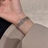 Pulsera de acero de titanio que no se decolora, diseño de nicho ins para mujer, cadena de letras de alta calidad, costura, joyería de mano simple de doble capa