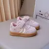 Tênis casuais para caminhada de meninas, nova coleção de outono, tênis brancos infantis com fecho de velcro e decorações de coração, calçados esportivos casuais, sapatos de solado único