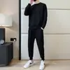 Conjunto de agasalho esportivo masculino liso, adequado para outono e inverno, com design moderno estilo coreano, calça de moletom de corte solto e um conjunto casual de duas peças.