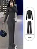 Chaqueta gris a rayas de corte ajustado con cremallera y pantalones de pierna ancha para mujer, traje deportivo casual y sofisticado estilo "old money" otoño 2026