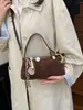 Bolsa feminina de nicho de grande capacidade, nova bolsa transversal estilosa vintage de verão 2026, bolsa de mão para escritório, bolsa com alça de ombro acolchoada