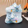 Tênis Infantis Cartoon para Crianças Pequenas Modelo Primavera 2026 Estilo Coreano Tênis de Corrida de Couro para Crianças Tênis Casuais para Meninos