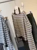 Elegante blusa de alça falsa de duas peças com camiseta listrada de manga longa de um ombro para mulheres, top pullover vintage de outono