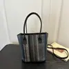 Bolsa de cubo cruzada de hombro colorida tejida elegante modelo nuevo de primavera y verano, empalme de color contrastante, moderna para vacaciones y uso diario para mujer, venta caliente