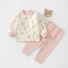 Conjunto de roupa íntima de outono para meninas, adequado para crianças de 1 a 3 anos, incluindo blusas e calças de outono, pijamas quentinhos de fleece para o inverno e um conjunto de roupa de casa de qualidade A.