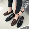 Sapatos Masculinos de Couro Estilo Britânico, Versão Coreana, Bico Fino, Aumento de Altura Oculto, Sapatos Casuais Slip-On de Camurça, Estilo Cabeleireiro, Aumento de Altura de 6cm, Mocassins Masculinos