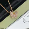 Collar de Cuatro Hojas Rosa de Nácar con Mariposa de Alta Gama para Mujer, Cadena para Clavícula, Oro V, Regalo para Novia o Mejor Amiga, Diseño de Nicho de Lujo Ligero