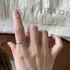 Impresionante anillo de diamantes vintage, diseño de nicho retro exquisito de lujo ligero con un toque de alta gama y artesanía intrincada