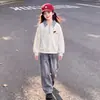 Conjunto de dos piezas chic de estilo coreano para niñas, top de manga larga a cuadros con solapa y retazos para primavera y otoño, y pantalones vaqueros