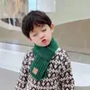 Bufanda de punto cálida y gruesa de estilo coreano para invierno para niños y niñas, protector de cuello infantil, a prueba de viento, color liso con etiqueta de cuero, venta al por mayor
