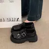 Mocassins femininos de moda 2026, novos, com sola grossa e macia, corte profundo, em couro macio com fivela dupla.