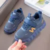 Tênis esportivos infantis, tênis de corrida planos e leves, tênis "dad shoes" respiráveis para crianças mais velhas, tênis casuais versáteis para estudantes, na moda em estoque