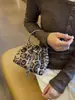 Bolsa Pequena Transversal Feminina 2026 Outono Nova Bolsa de Mão Estampa de Leopardo Retrô Bolsa de Balde Transversal de Ombro Único