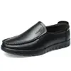Sapatos Masculinos de Couro 2026 Outono Novo Estilo Business Slip-On Sapatos Masculinos Respiráveis Casuais Antiderrapantes Sapatos Casuais para Pais de Meia-Idade e Idosos