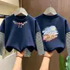 Camiseta de Manga Longa para Meninas Estilo Primavera/Outono 2026 Nova Camada de Base Estilosa para Crianças Top de Algodão Puro Top Falso Duas Peças