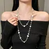 Colección Larga de Collares Superpuestos de Perlas Swarovski para Mujer, Estilo Lujo Ligero, Cadena Versátil para Suéter con un Toque de Alta Gama, Venta al por Mayor Otoño e Invierno